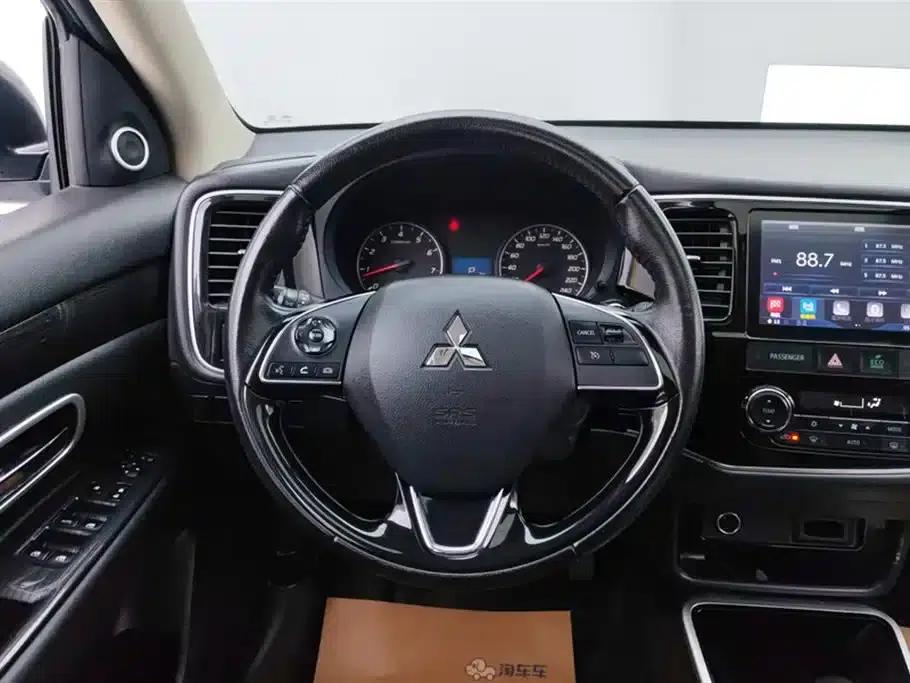 Outlander 2018 2.0L 2WD Glory Edition 5-seater — миниатюра 15