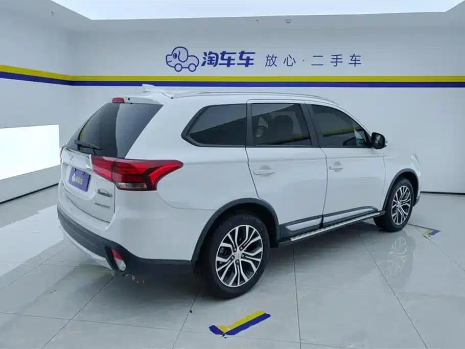 Outlander 2018 2.0L 2WD Glory Edition 5-seater — миниатюра 3
