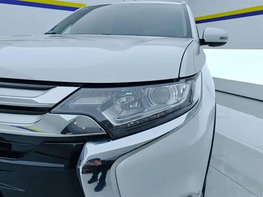 Outlander 2018 2.0L 2WD Glory Edition 5-seater — миниатюра 5