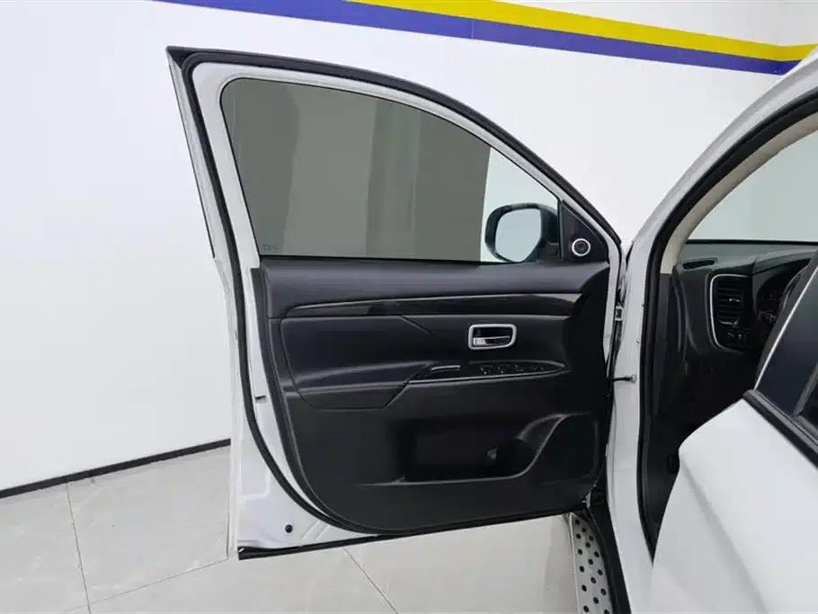 Outlander 2018 2.0L 2WD Glory Edition 5-seater — миниатюра 7