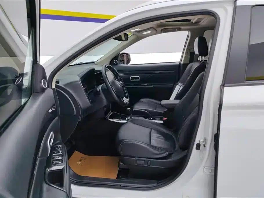 Outlander 2018 2.0L 2WD Glory Edition 5-seater — миниатюра 9