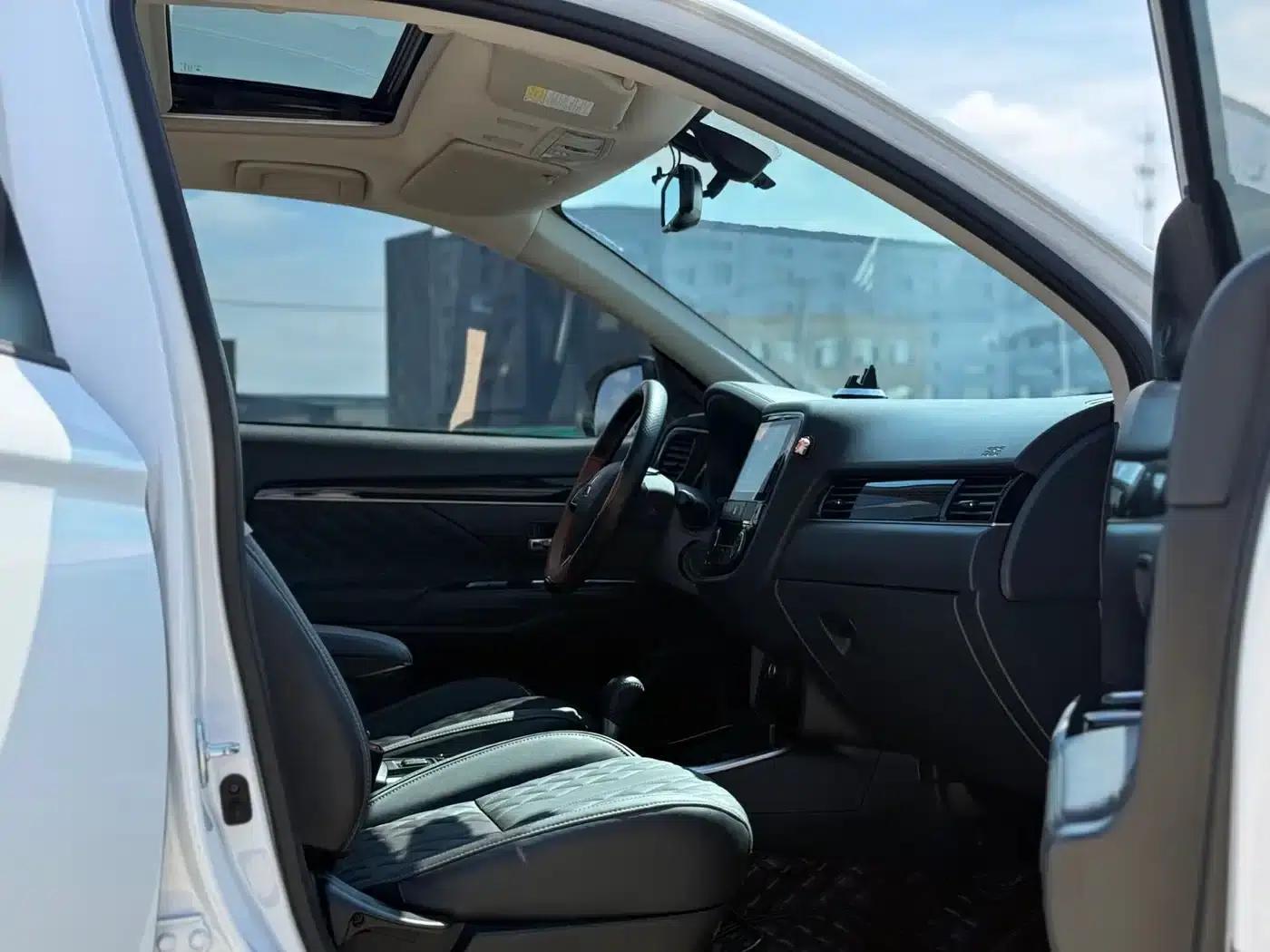 Outlander 2021 Facelift 2.0L 2WD Enjoy Edition 5-Seater — миниатюра 20