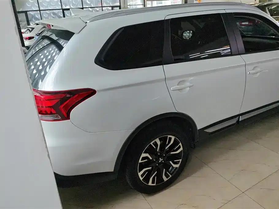 Outlander 2020 2.0L 2WD Enjoy Edition 5-seater — миниатюра 3