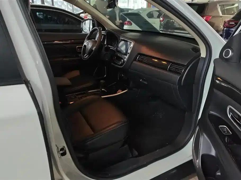 Outlander 2020 2.0L 2WD Enjoy Edition 5-seater — миниатюра 8