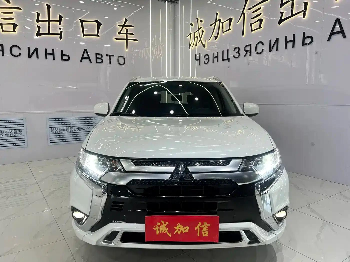 Outlander 2021 Facelift 2.0L 2WD Comfortline 5-Seater — миниатюра 2