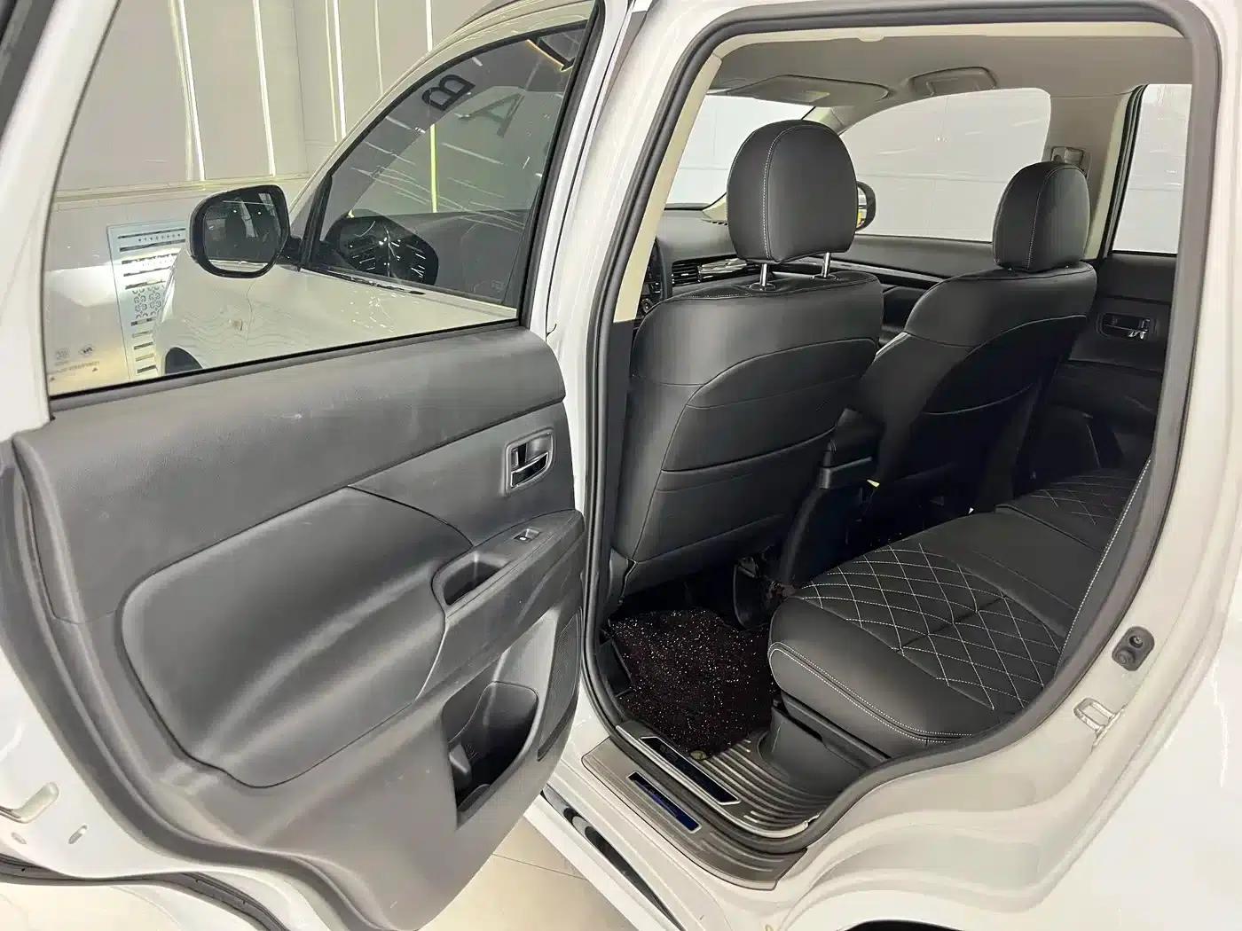Outlander 2021 Facelift 2.0L 2WD Comfortline 5-Seater — миниатюра 14