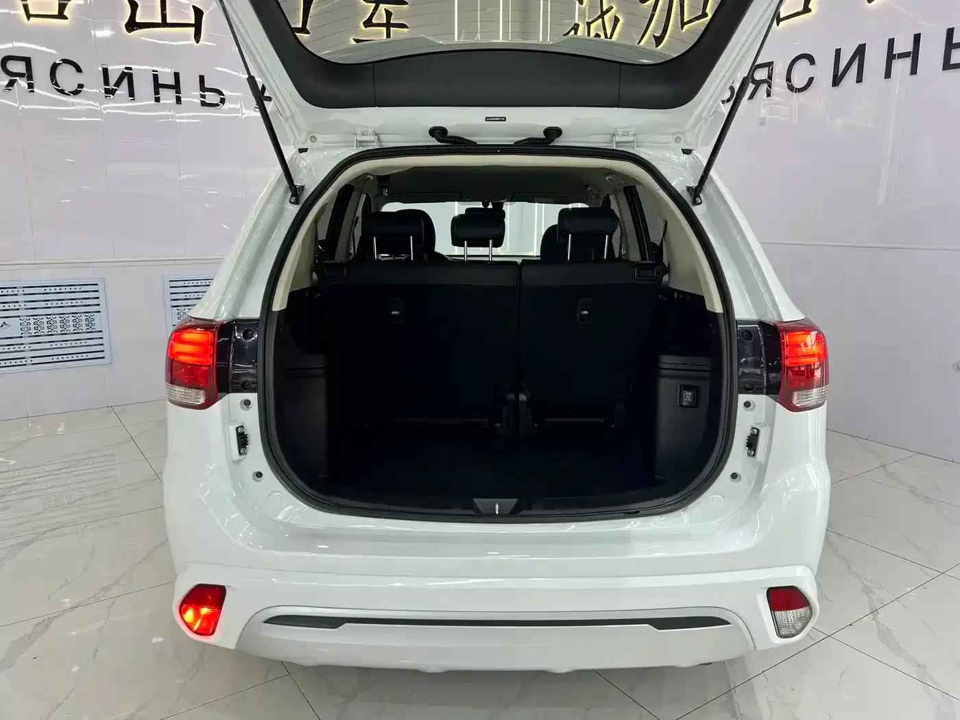 Outlander 2021 Facelift 2.0L 2WD Comfortline 5-Seater — миниатюра 16