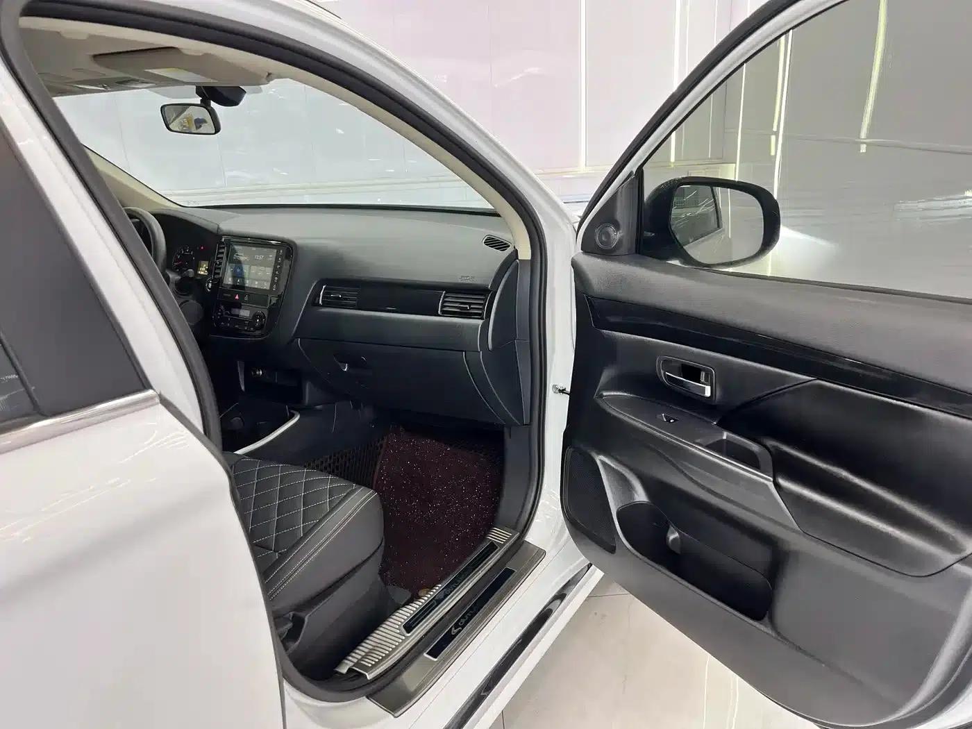 Outlander 2021 Facelift 2.0L 2WD Comfortline 5-Seater — миниатюра 17