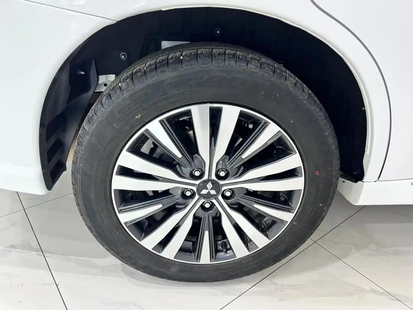 Outlander 2021 Facelift 2.0L 2WD Comfortline 5-Seater — миниатюра 18