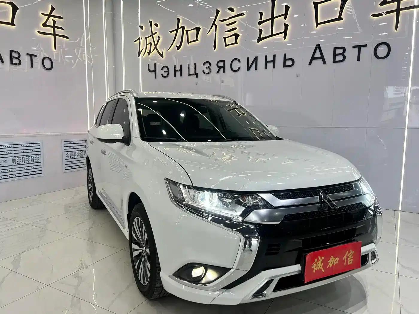 Outlander 2021 Facelift 2.0L 2WD Comfortline 5-Seater — миниатюра 3