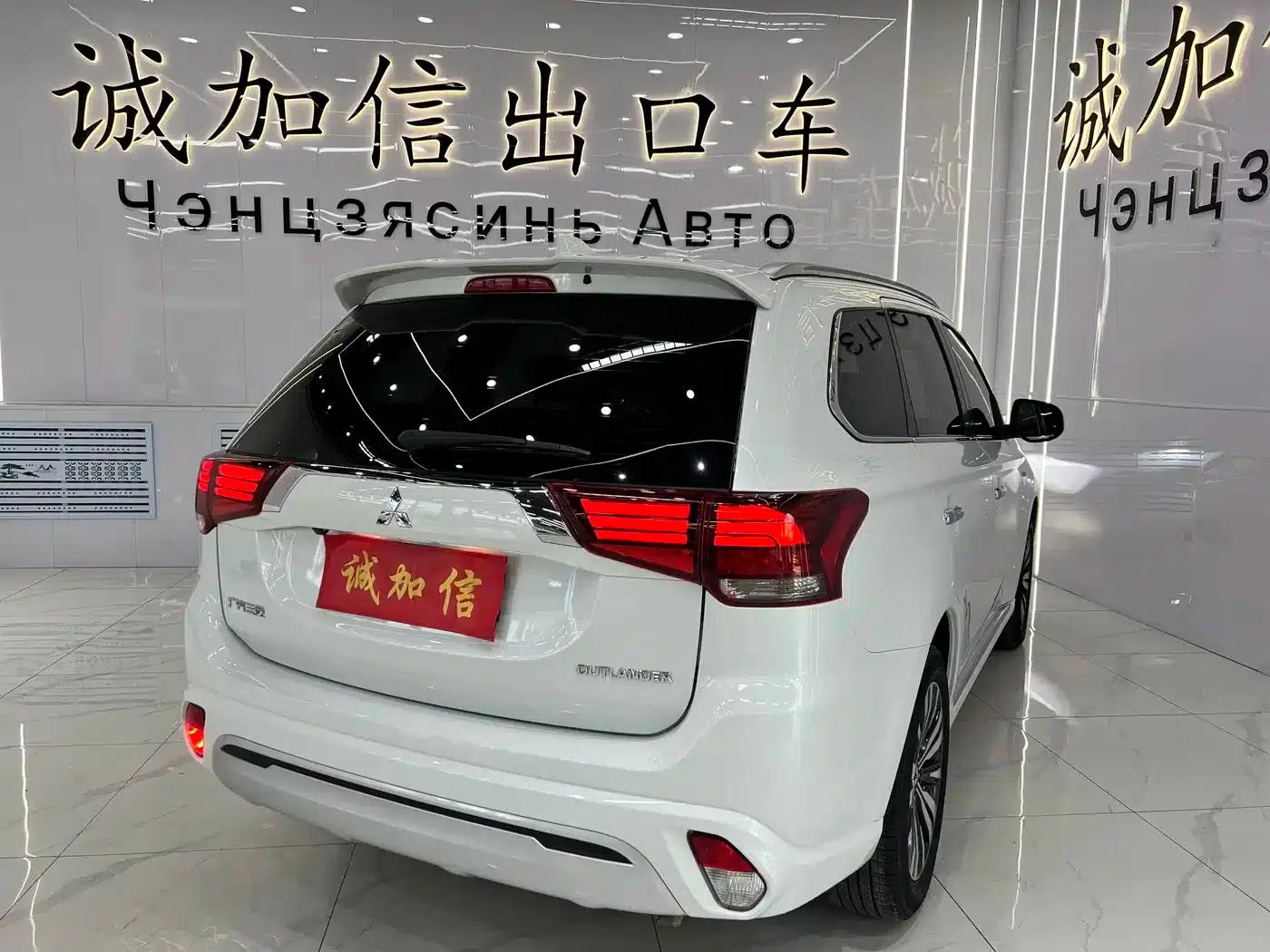 Outlander 2021 Facelift 2.0L 2WD Comfortline 5-Seater — миниатюра 4