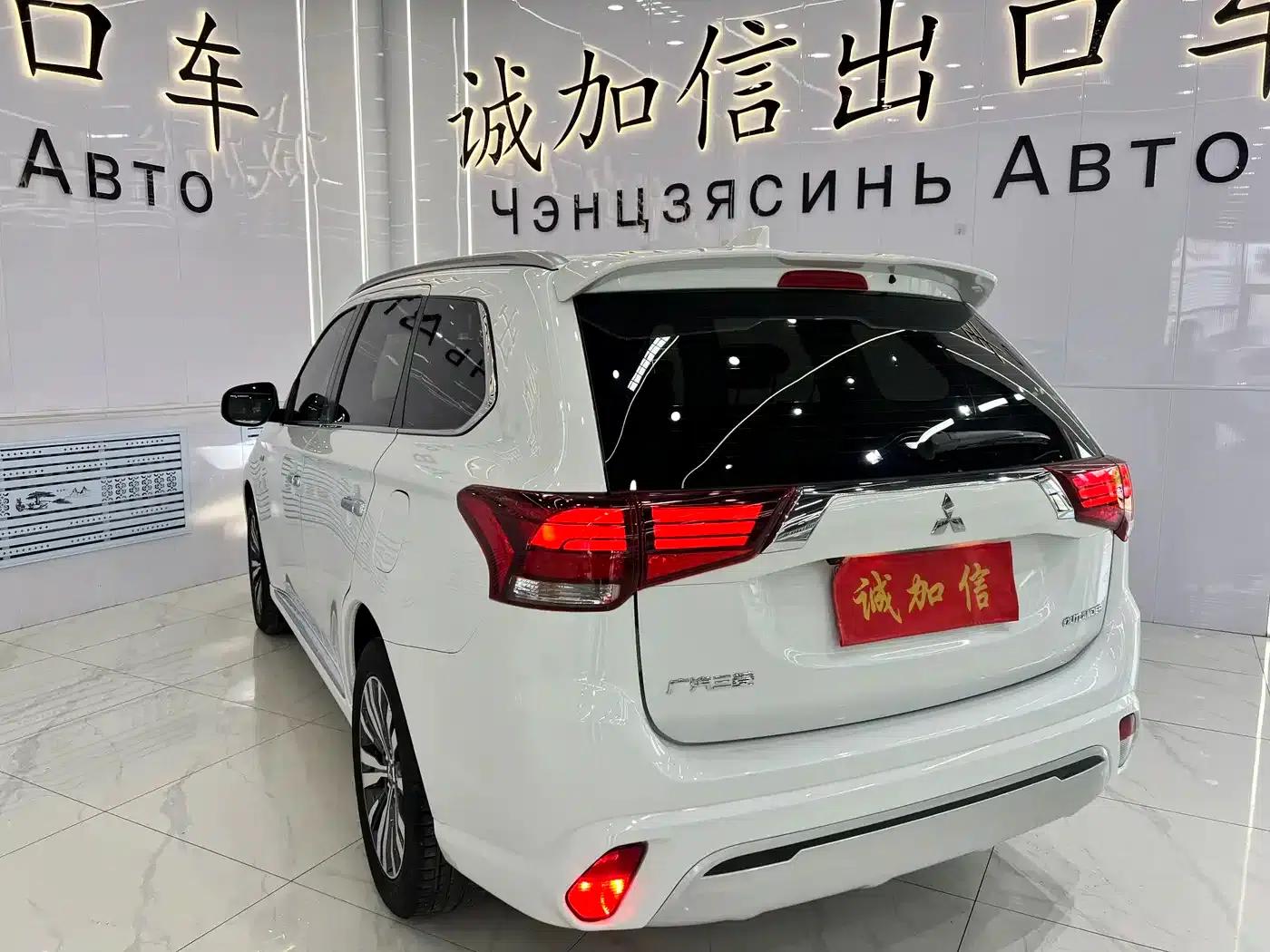 Outlander 2021 Facelift 2.0L 2WD Comfortline 5-Seater — миниатюра 6