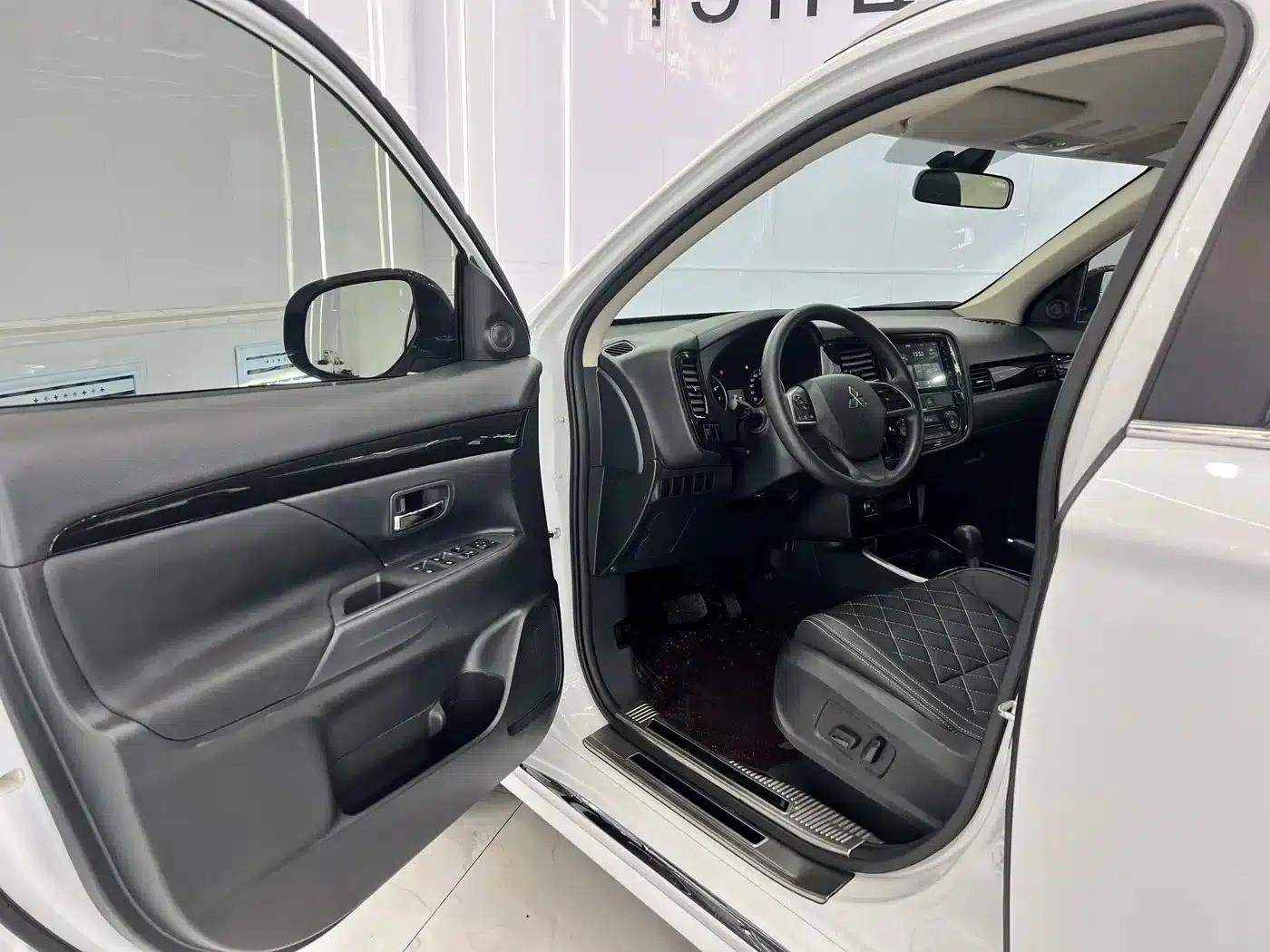 Outlander 2021 Facelift 2.0L 2WD Comfortline 5-Seater — миниатюра 7