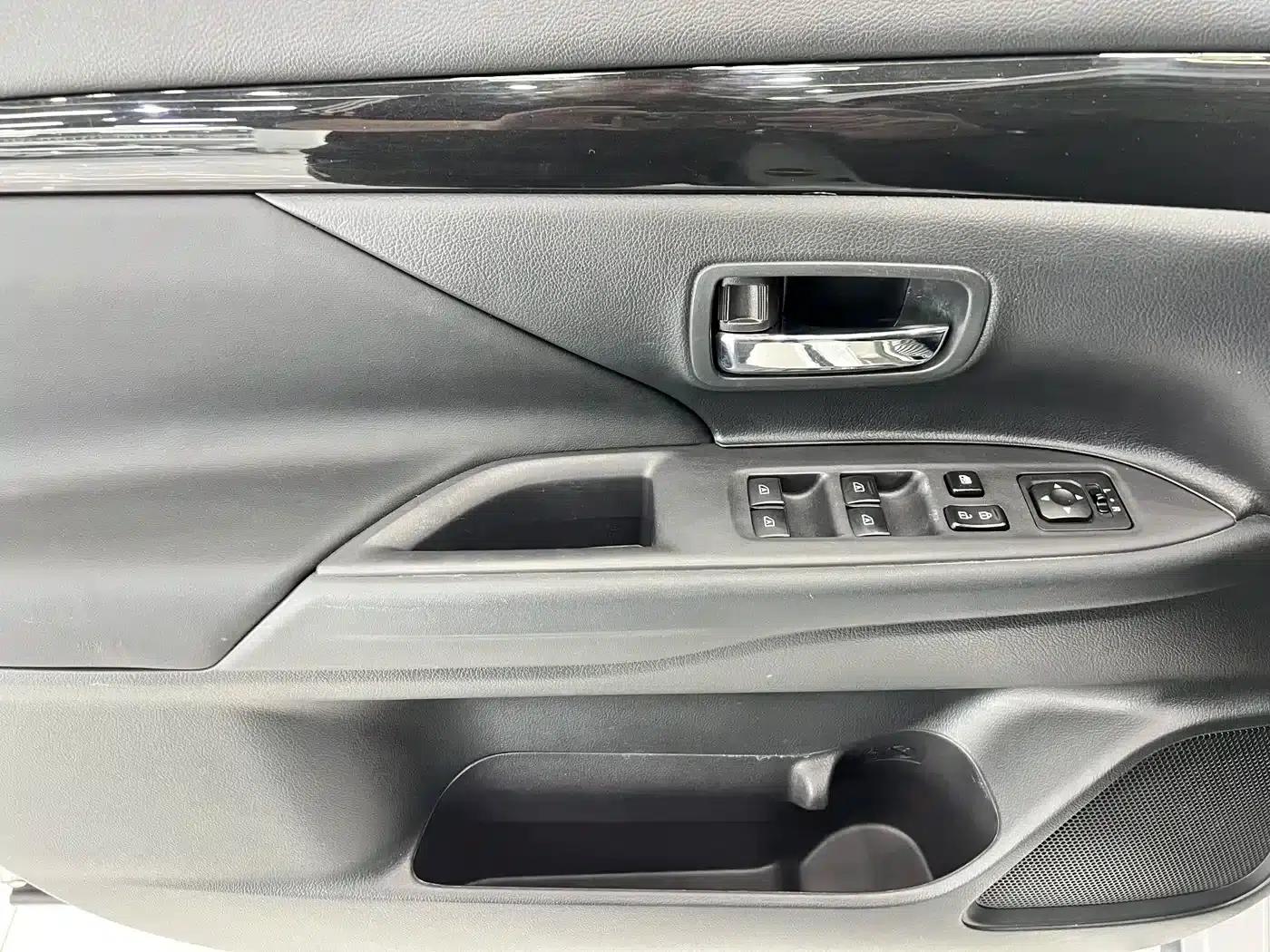 Outlander 2021 Facelift 2.0L 2WD Comfortline 5-Seater — миниатюра 8