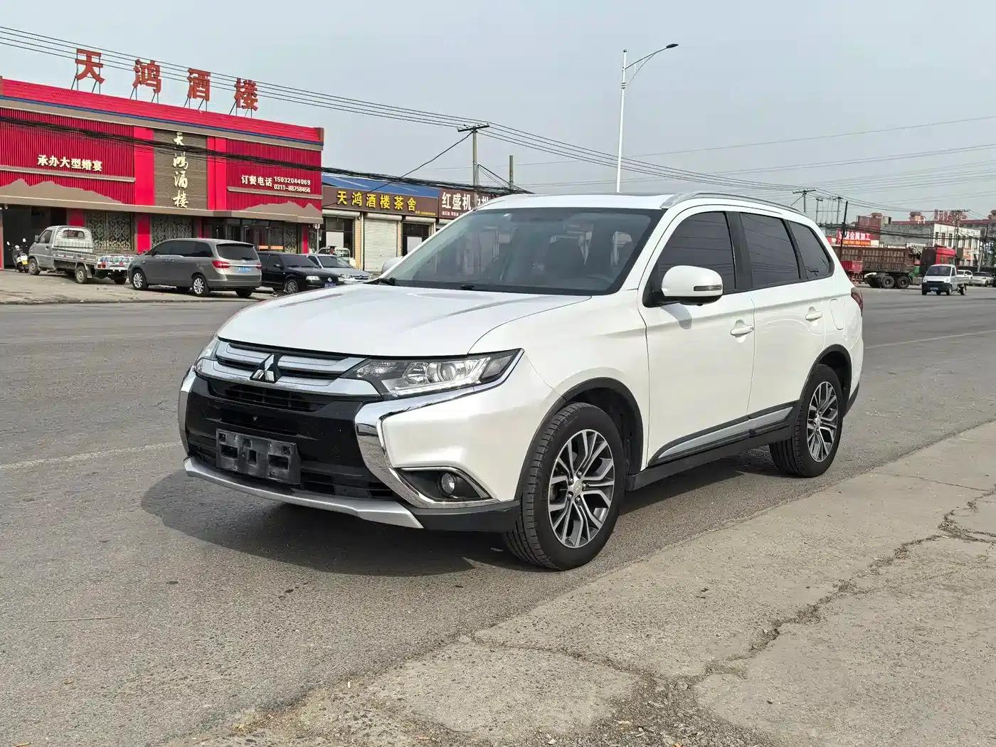 Outlander 2018 2.0L 2WD Glory Edition 5-seater — миниатюра 1