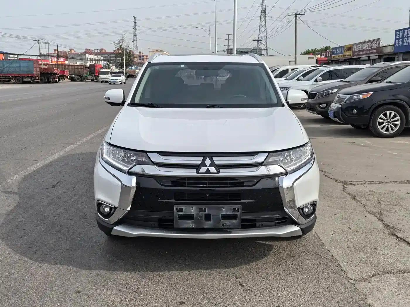 Outlander 2018 2.0L 2WD Glory Edition 5-seater — миниатюра 2