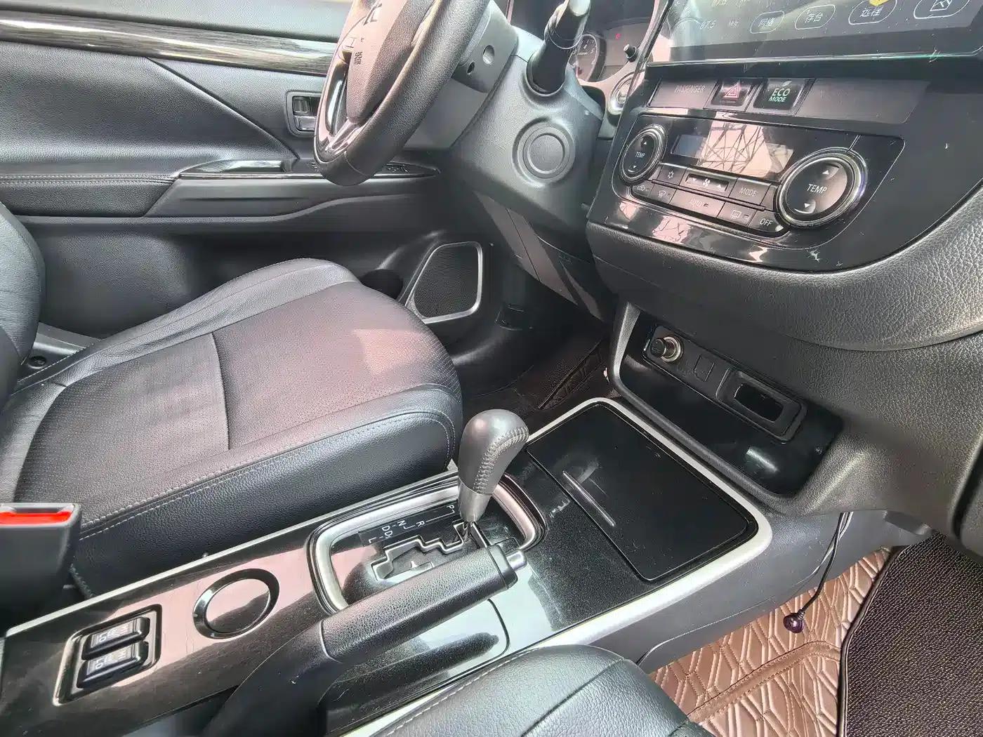 Outlander 2018 2.0L 2WD Glory Edition 5-seater — миниатюра 11