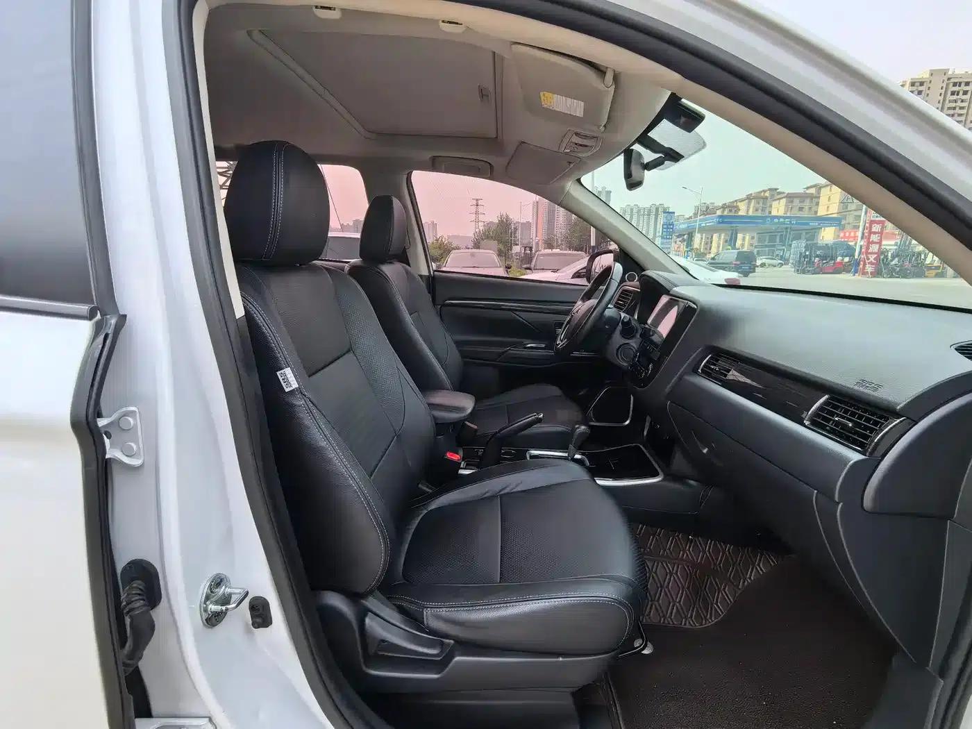 Outlander 2018 2.0L 2WD Glory Edition 5-seater — миниатюра 12