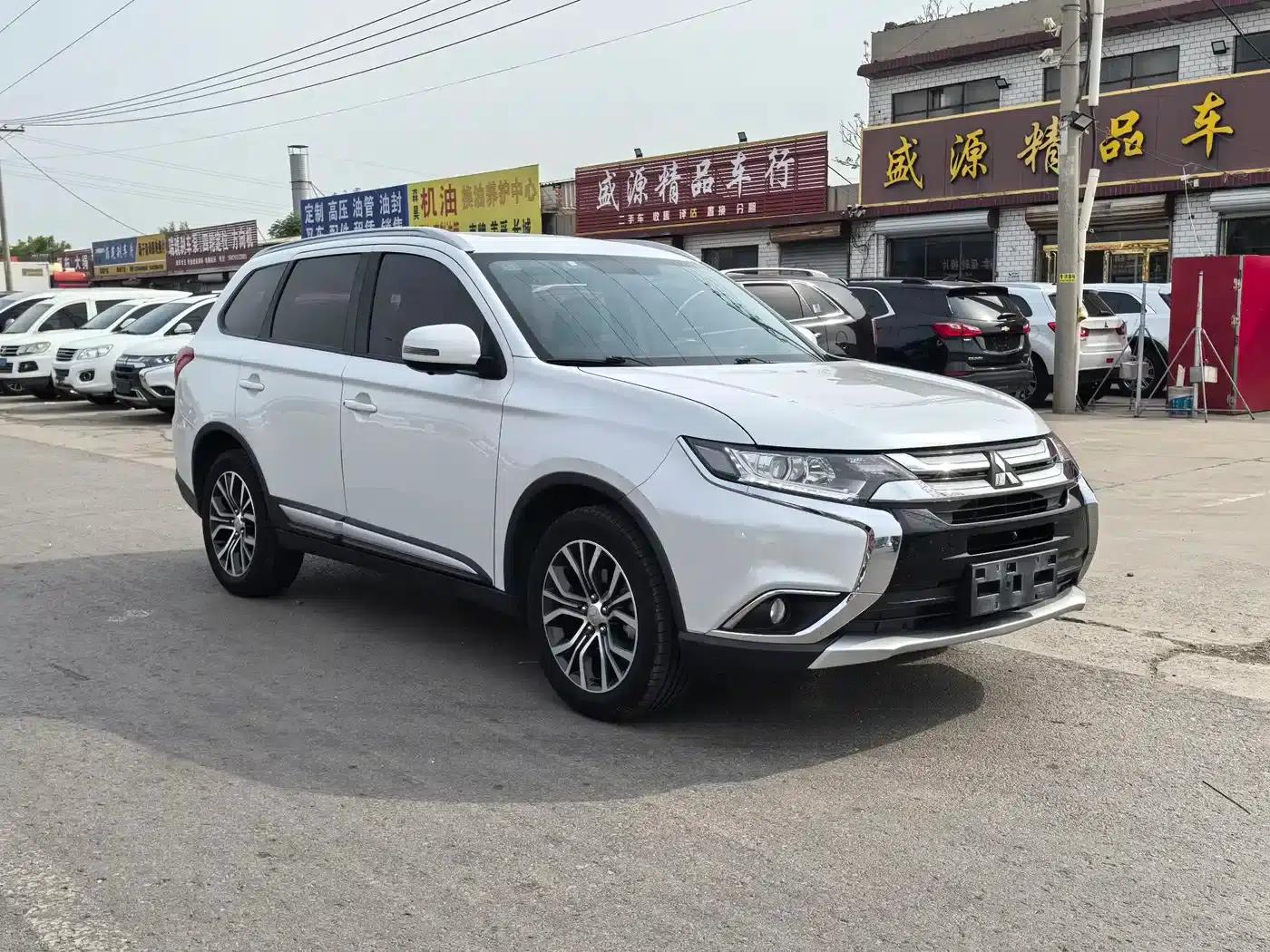 Outlander 2018 2.0L 2WD Glory Edition 5-seater — миниатюра 3