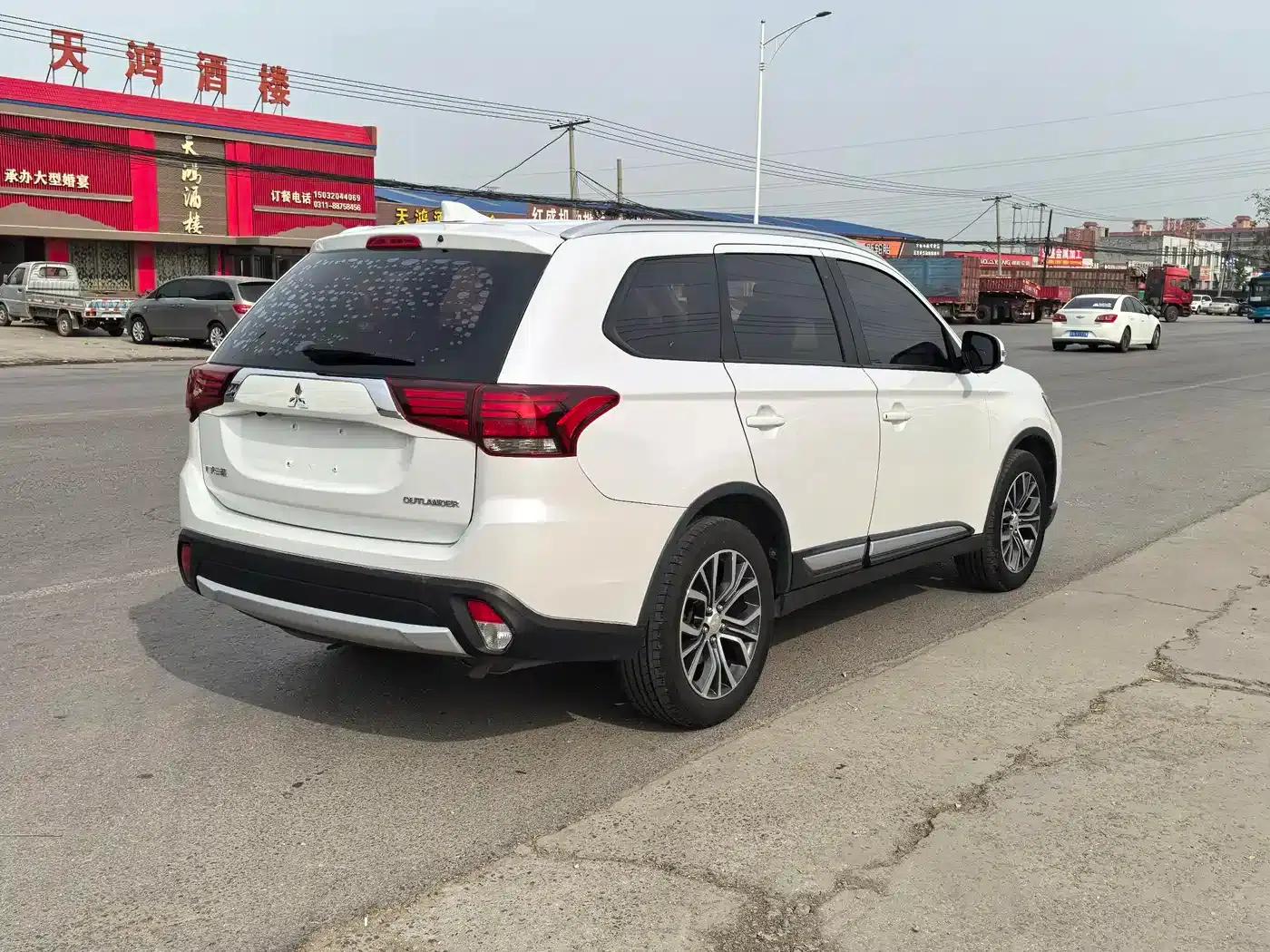 Outlander 2018 2.0L 2WD Glory Edition 5-seater — миниатюра 4