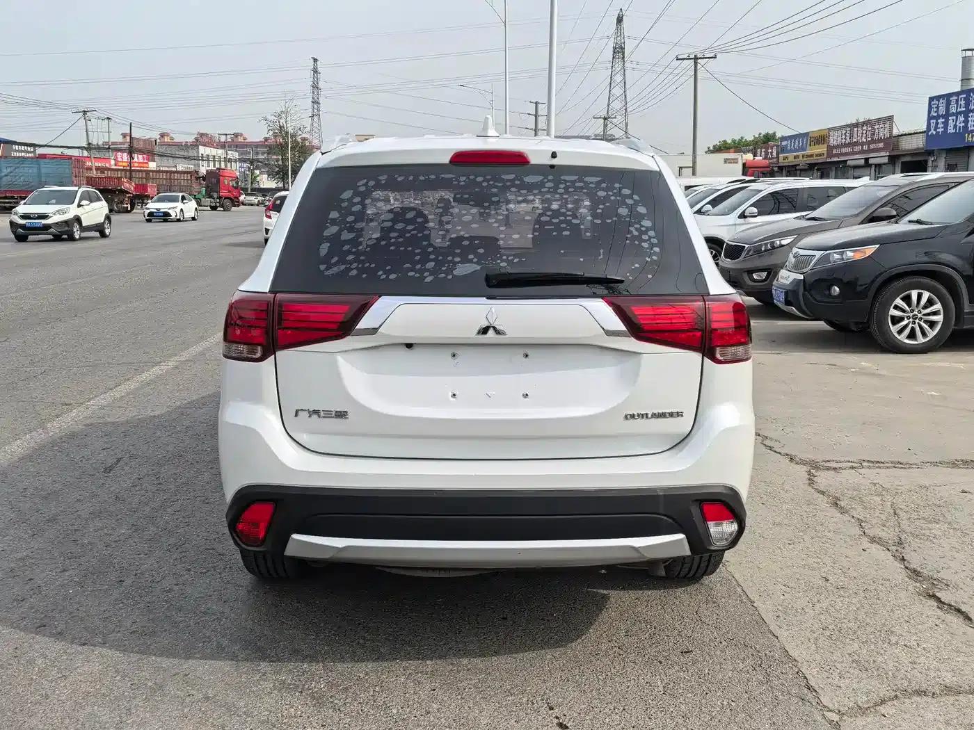 Outlander 2018 2.0L 2WD Glory Edition 5-seater — миниатюра 5
