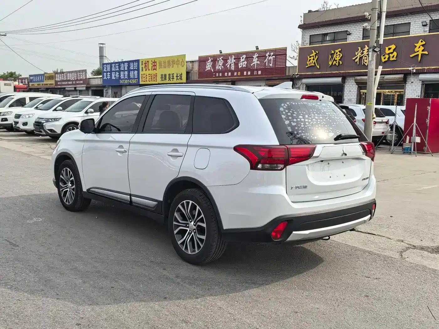 Outlander 2018 2.0L 2WD Glory Edition 5-seater — миниатюра 6