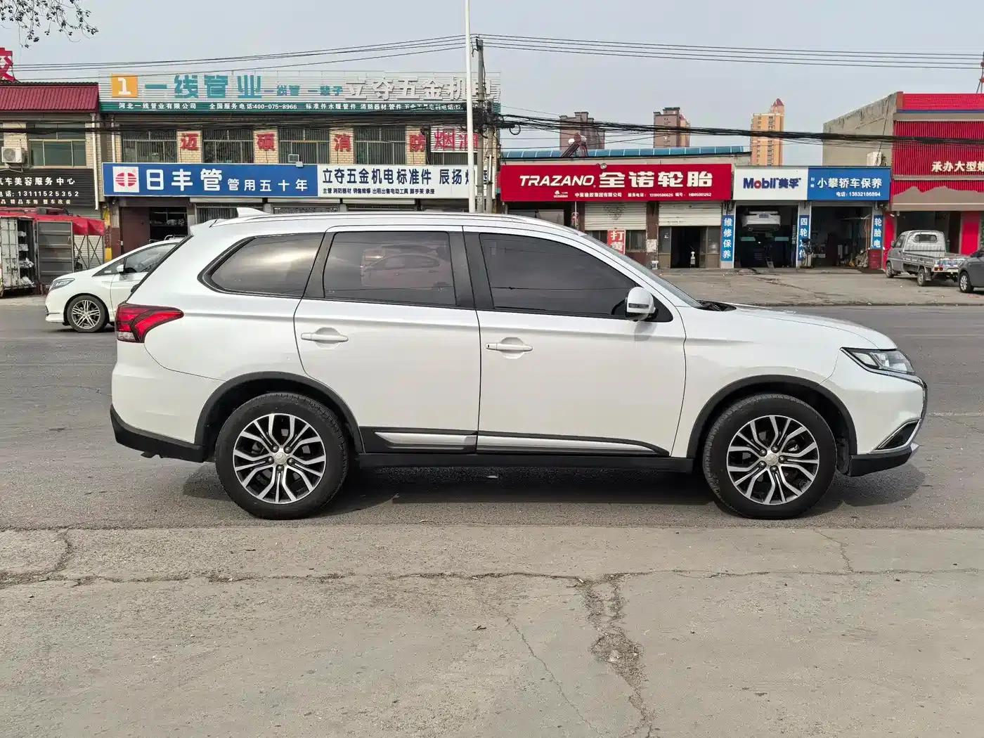Outlander 2018 2.0L 2WD Glory Edition 5-seater — миниатюра 7