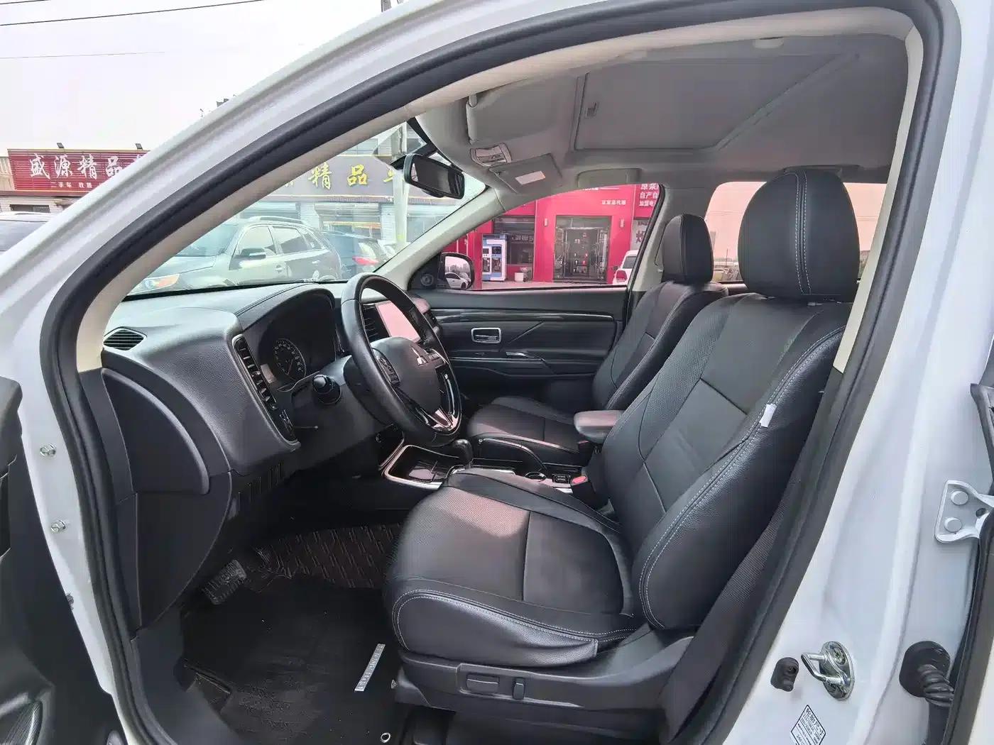 Outlander 2018 2.0L 2WD Glory Edition 5-seater — миниатюра 8