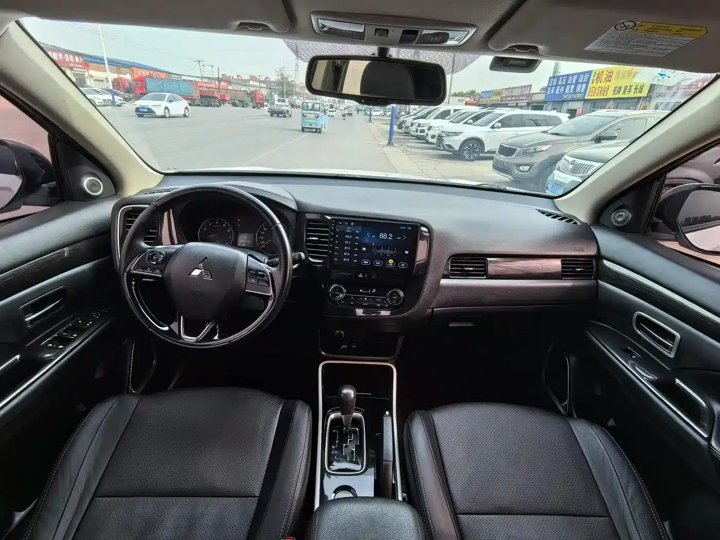 Outlander 2018 2.0L 2WD Glory Edition 5-seater — миниатюра 10