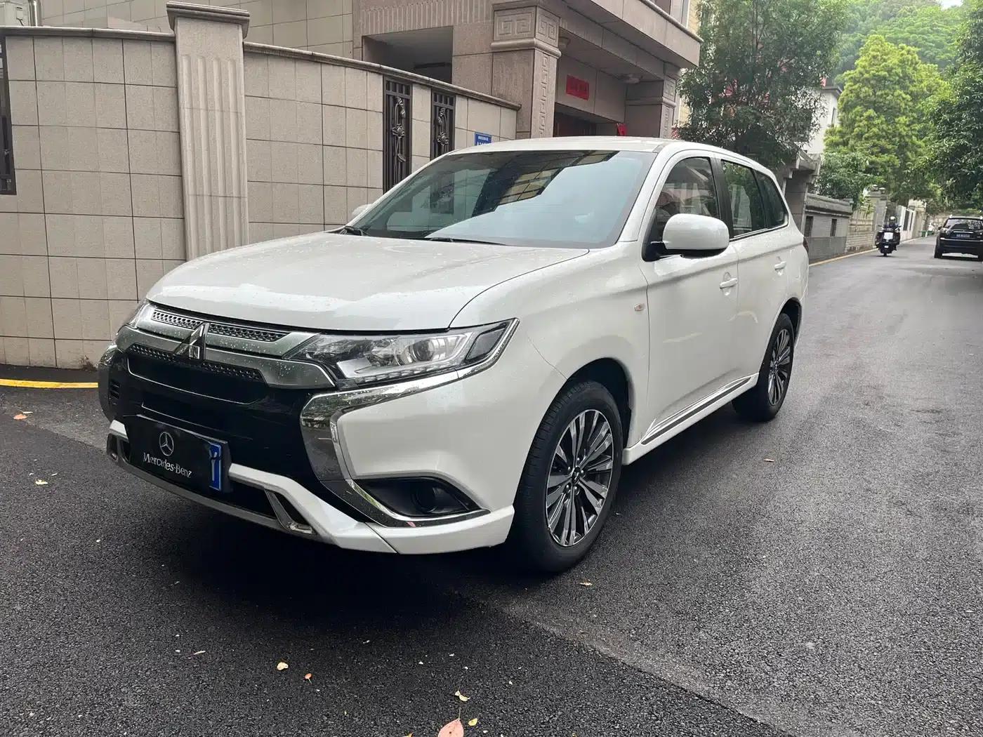 Outlander 2021 2.0L 2WD Comfortline 5-seater — миниатюра 1