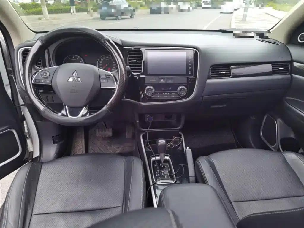 Outlander 2018 2.0L 2WD Glory Edition 5-seater — миниатюра 13