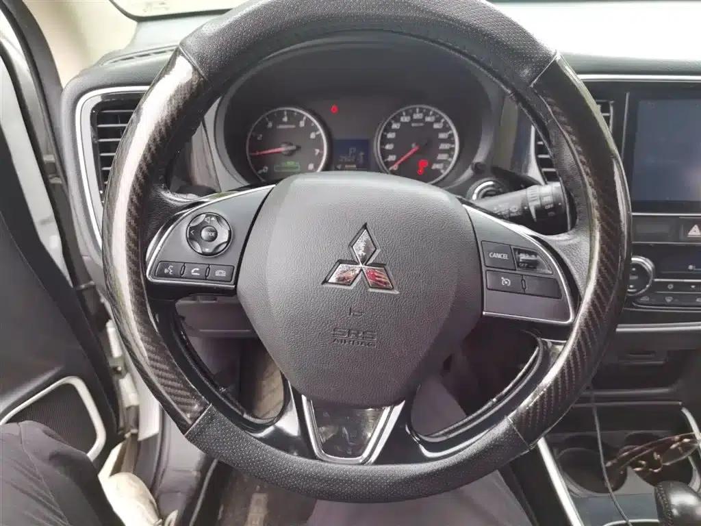 Outlander 2018 2.0L 2WD Glory Edition 5-seater — миниатюра 3