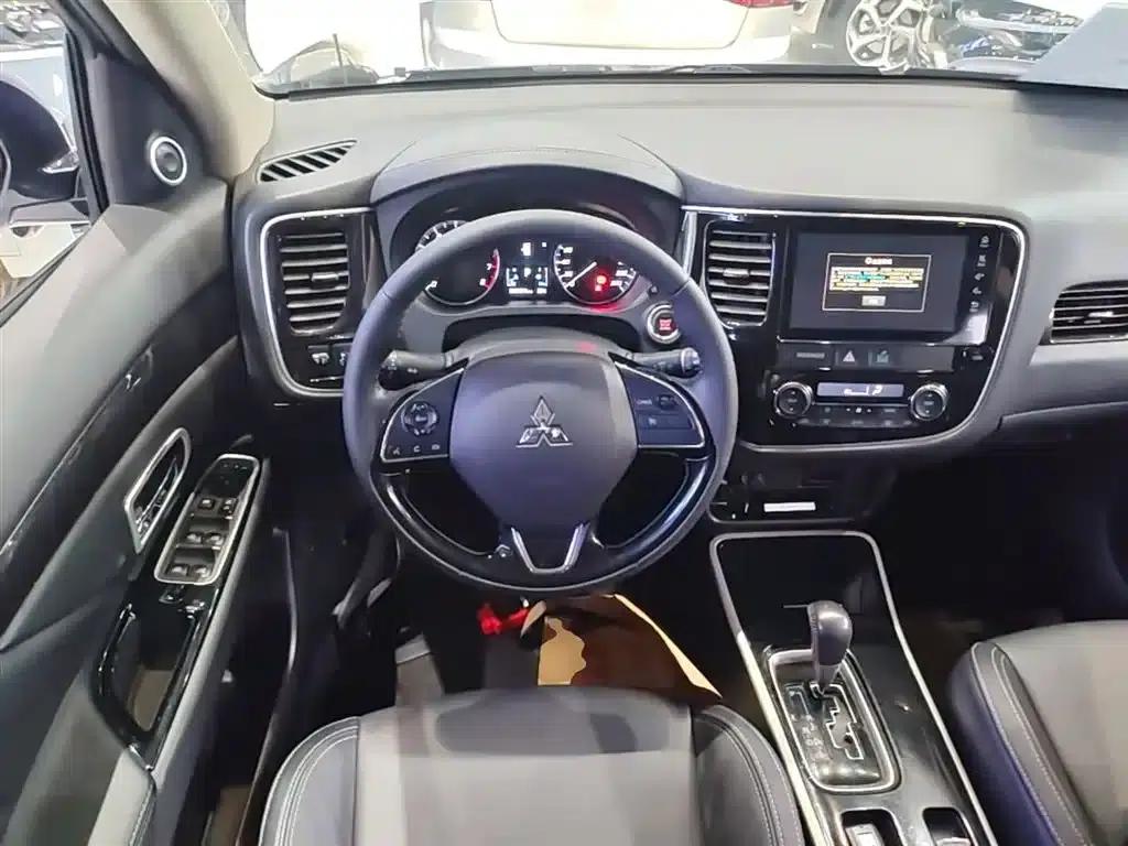 Outlander 2020 2.0L 2WD Enjoy Edition 7-seater — миниатюра 11