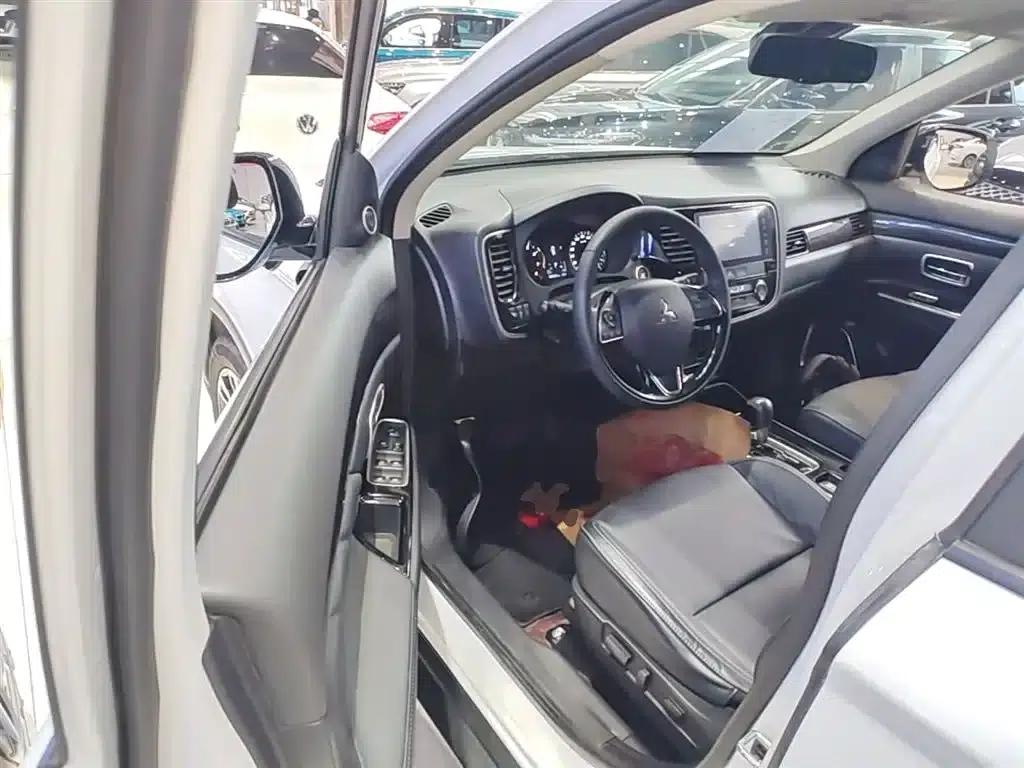 Outlander 2020 2.0L 2WD Enjoy Edition 7-seater — миниатюра 16