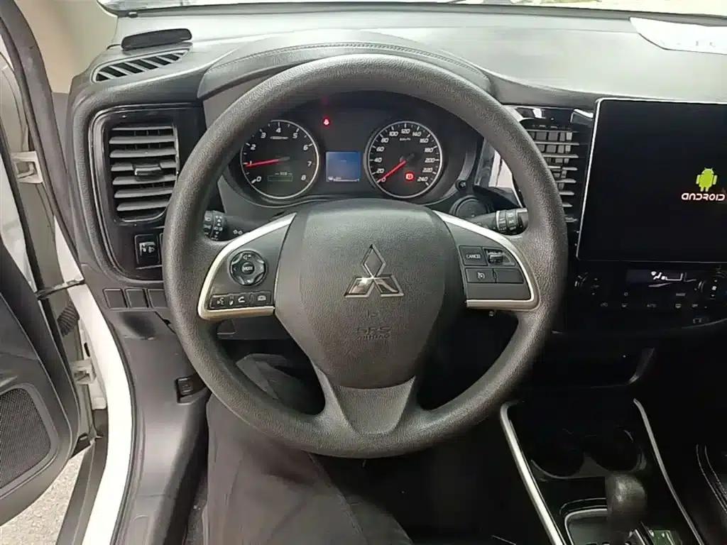 Outlander 2020 2.0L 2WD Comfortline 5-seater — миниатюра 11
