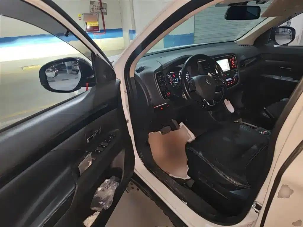 2016 Outlander Imported Model 2.4L 4WD Elite Edition 5-Seater — миниатюра 13