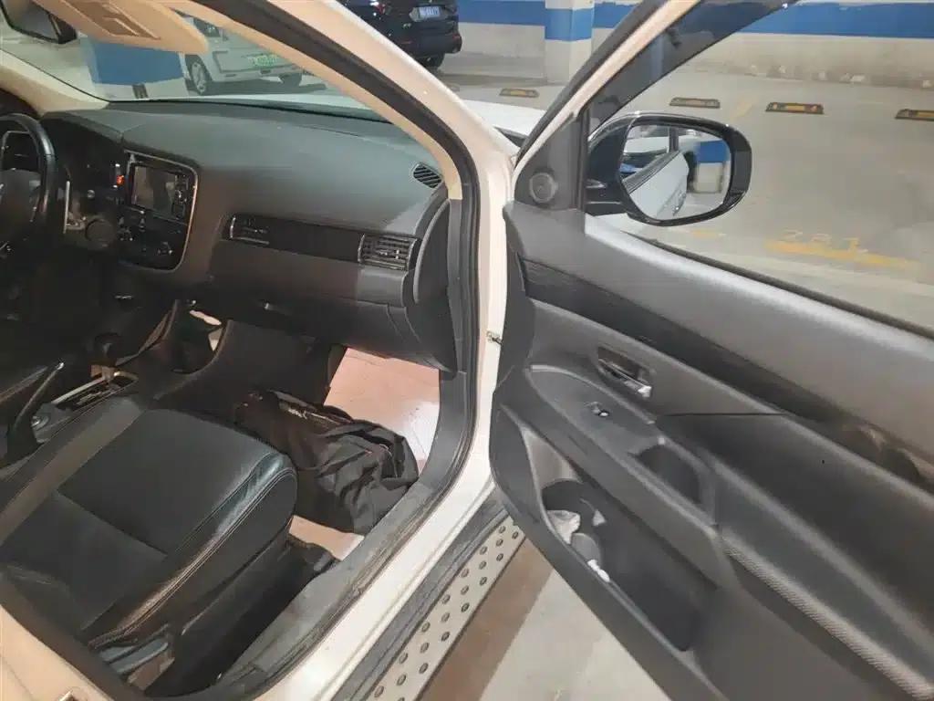2016 Outlander Imported Model 2.4L 4WD Elite Edition 5-Seater — миниатюра 22