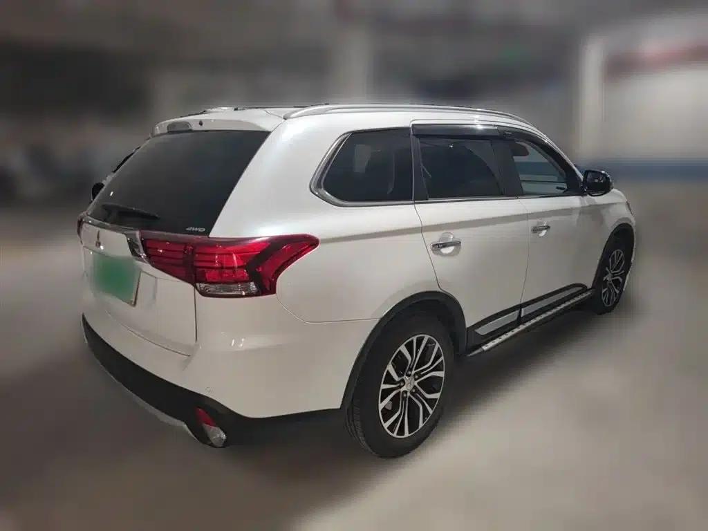 2016 Outlander Imported Model 2.4L 4WD Elite Edition 5-Seater — миниатюра 5