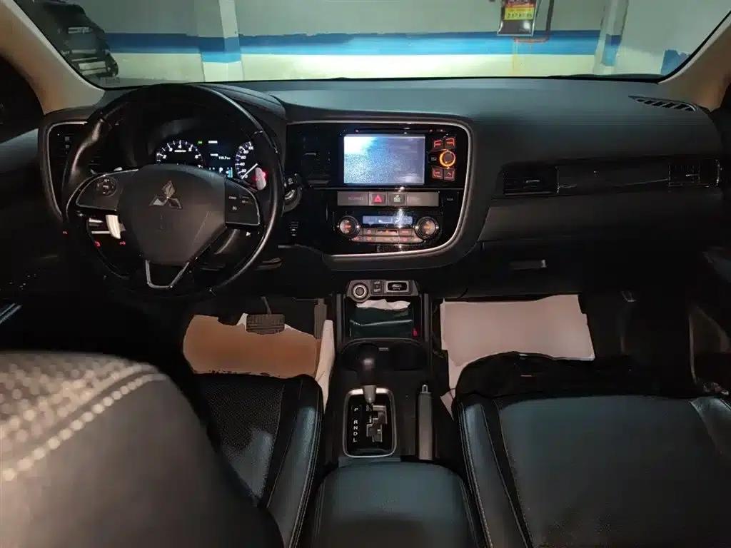 2016 Outlander Imported Model 2.4L 4WD Elite Edition 5-Seater — миниатюра 6