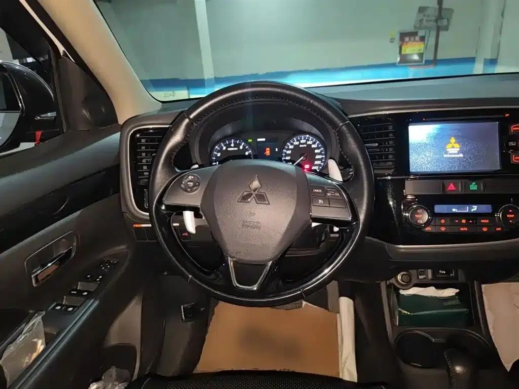 2016 Outlander Imported Model 2.4L 4WD Elite Edition 5-Seater — миниатюра 7
