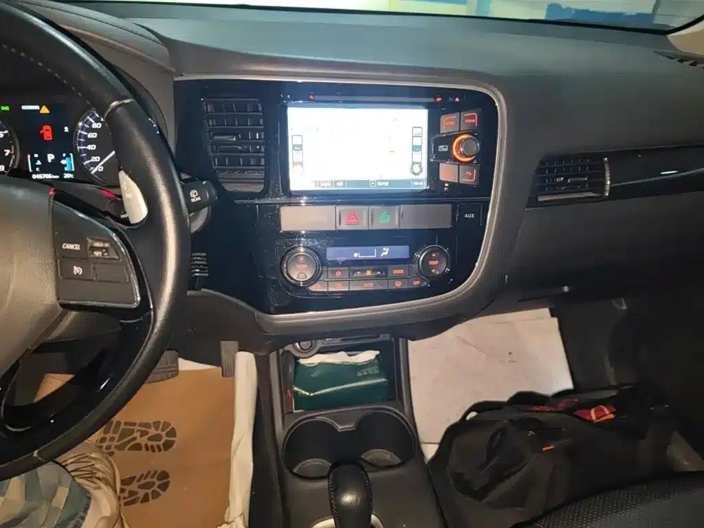2016 Outlander Imported Model 2.4L 4WD Elite Edition 5-Seater — миниатюра 10