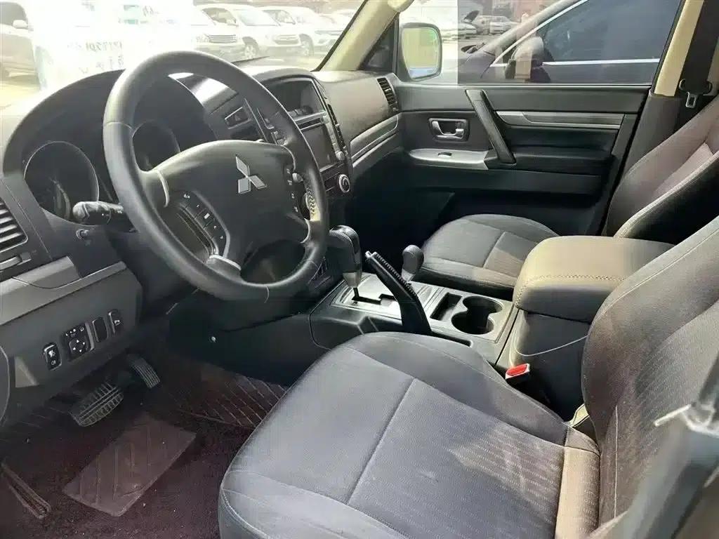 2014 Pajero 3.0L Luxury Edition (Imported) — миниатюра 5