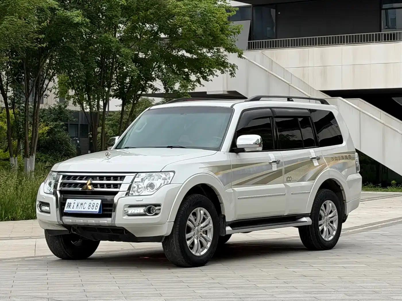 2018 Pajero 3.0L Automatic Premium Edition (Imported) — миниатюра 1