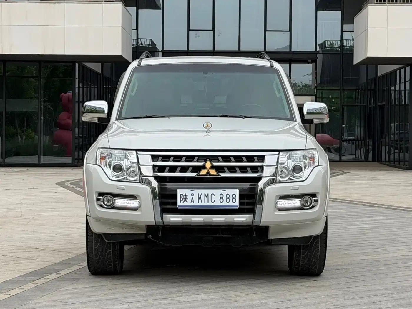 2018 Pajero 3.0L Automatic Premium Edition (Imported) — миниатюра 2