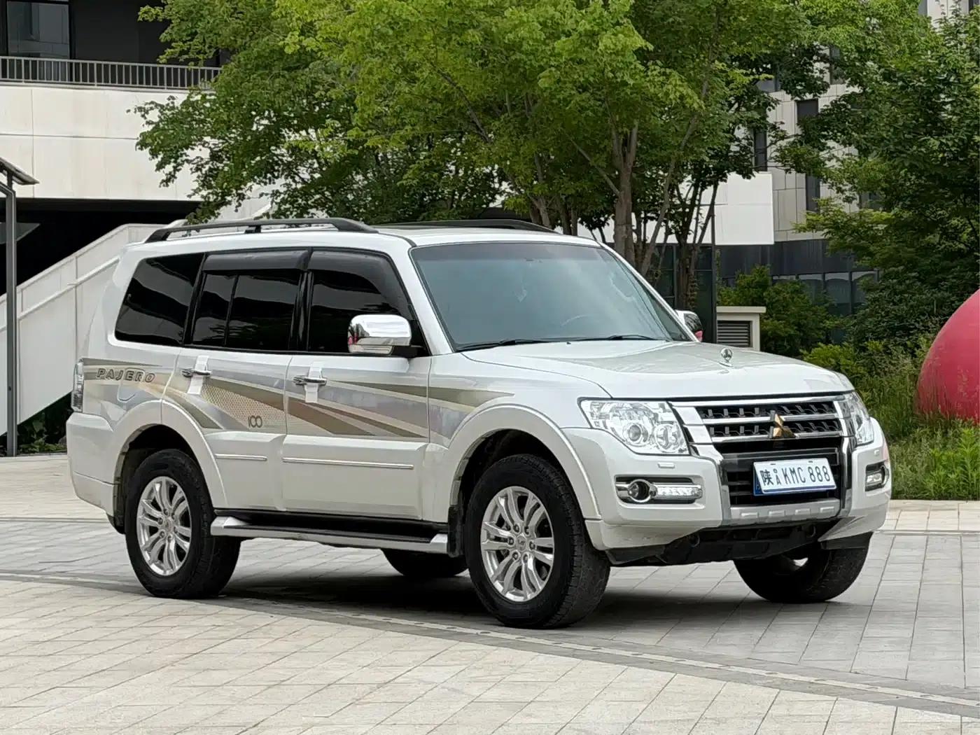 2018 Pajero 3.0L Automatic Premium Edition (Imported) — миниатюра 3