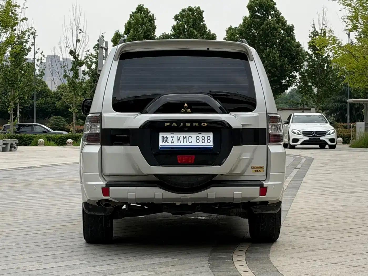 2018 Pajero 3.0L Automatic Premium Edition (Imported) — миниатюра 5