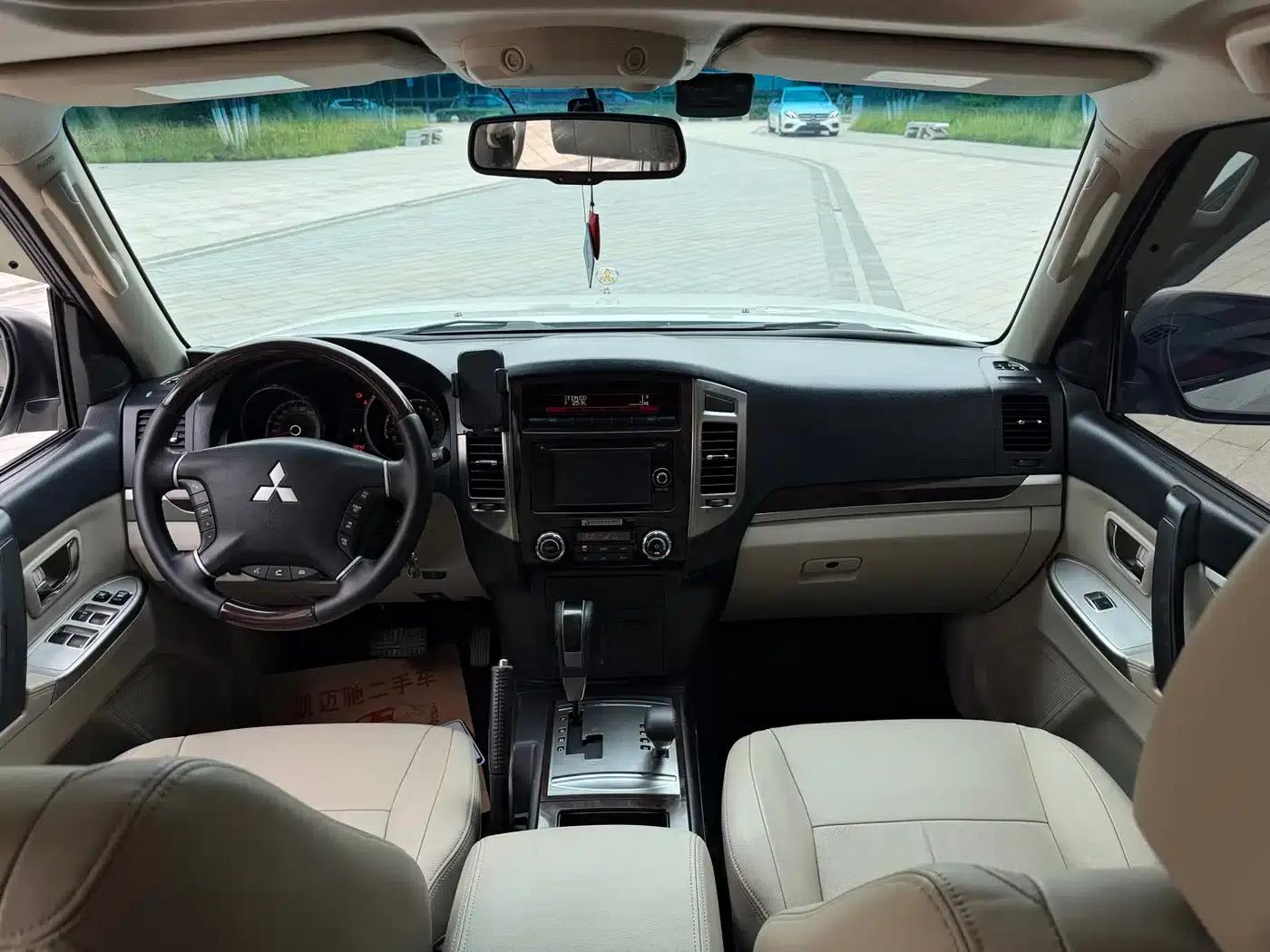 2018 Pajero 3.0L Automatic Premium Edition (Imported) — миниатюра 9