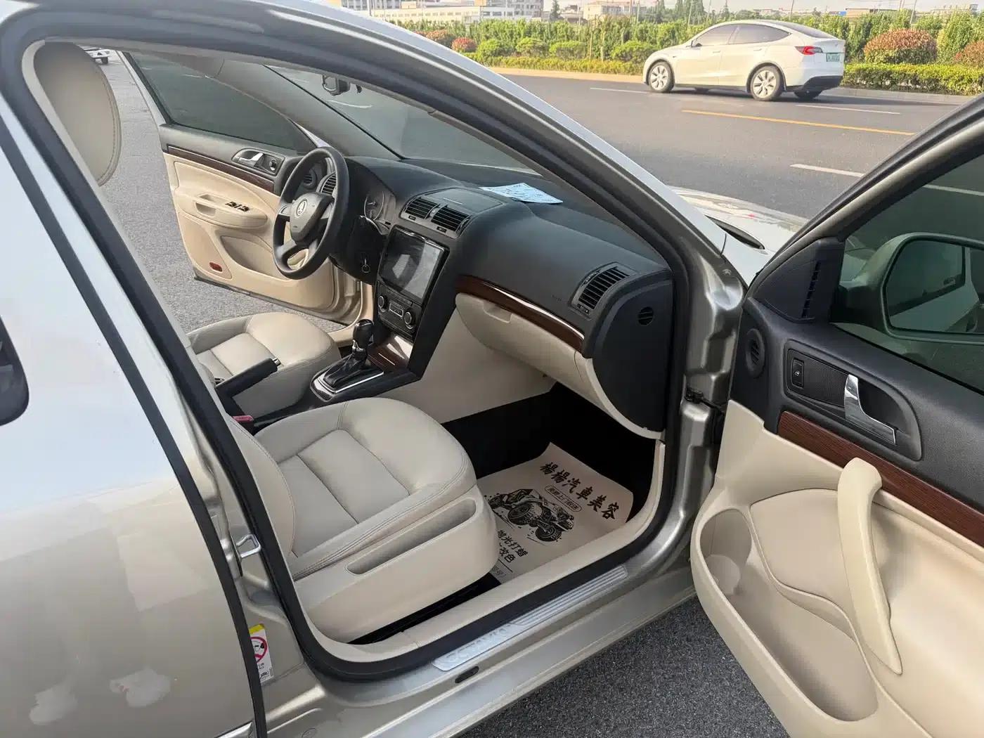Octavia 2014 1.6L Automatic Elegance Edition — миниатюра 6