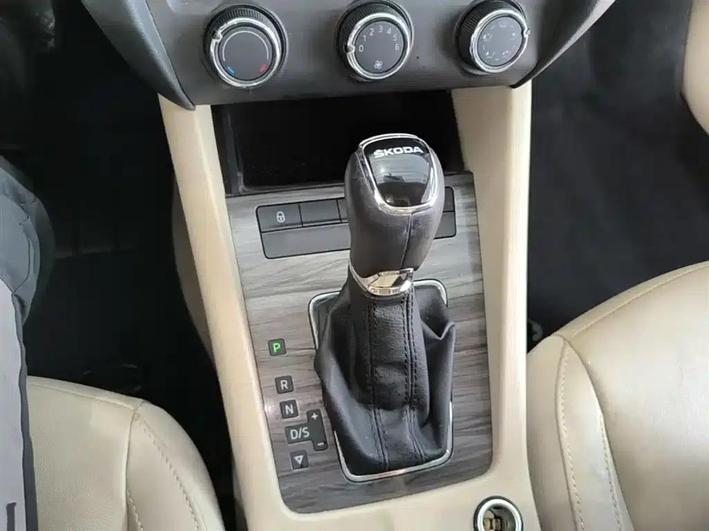 Octavia 2015 1.6L Automatic Elegance Edition — миниатюра 14