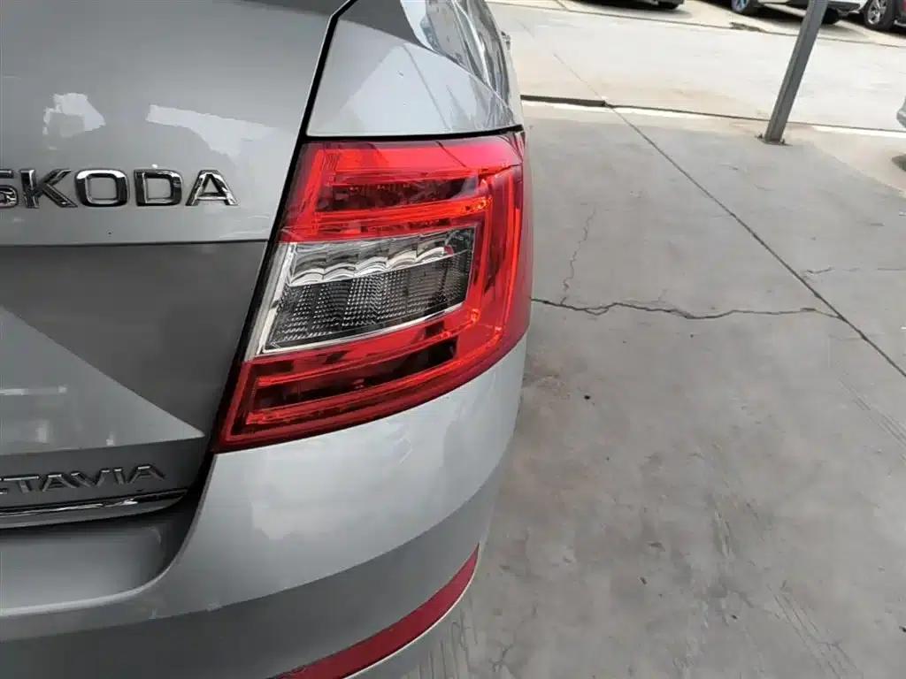 Octavia 2015 1.6L Automatic Elegance Edition — миниатюра 8